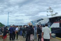 Potret penumpang kapal di pelabuhan jagoh, Kecamatan Singkep Barat | Foto : Zonamu/Wandi