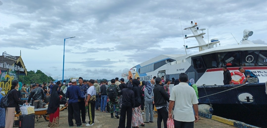 Potret penumpang kapal di pelabuhan jagoh, Kecamatan Singkep Barat | Foto : Zonamu/Wandi