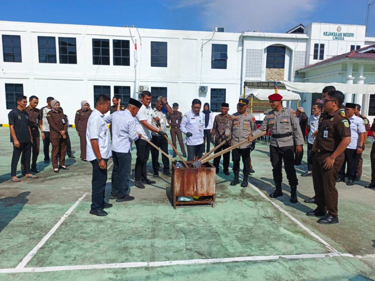 Kejari Lingga Musnahkan Barang Bukti Tiga Perkara Pidana | Foto : Zonamu/Wandi
