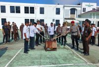 Kejari Lingga Musnahkan Barang Bukti Tiga Perkara Pidana | Foto : Zonamu/Wandi