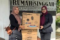 Ketua DPRD Lingga saat menyerahkan bantuan kipas angin ke rumah singgah Lingga di Kota Batam | Foto : Zonamu/Anel
