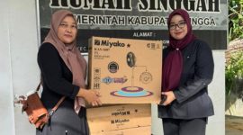 Ketua DPRD Lingga saat menyerahkan bantuan kipas angin ke rumah singgah Lingga di Kota Batam | Foto : Zonamu/Anel