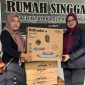 Ketua DPRD Lingga saat menyerahkan bantuan kipas angin ke rumah singgah Lingga di Kota Batam | Foto : Zonamu/Anel