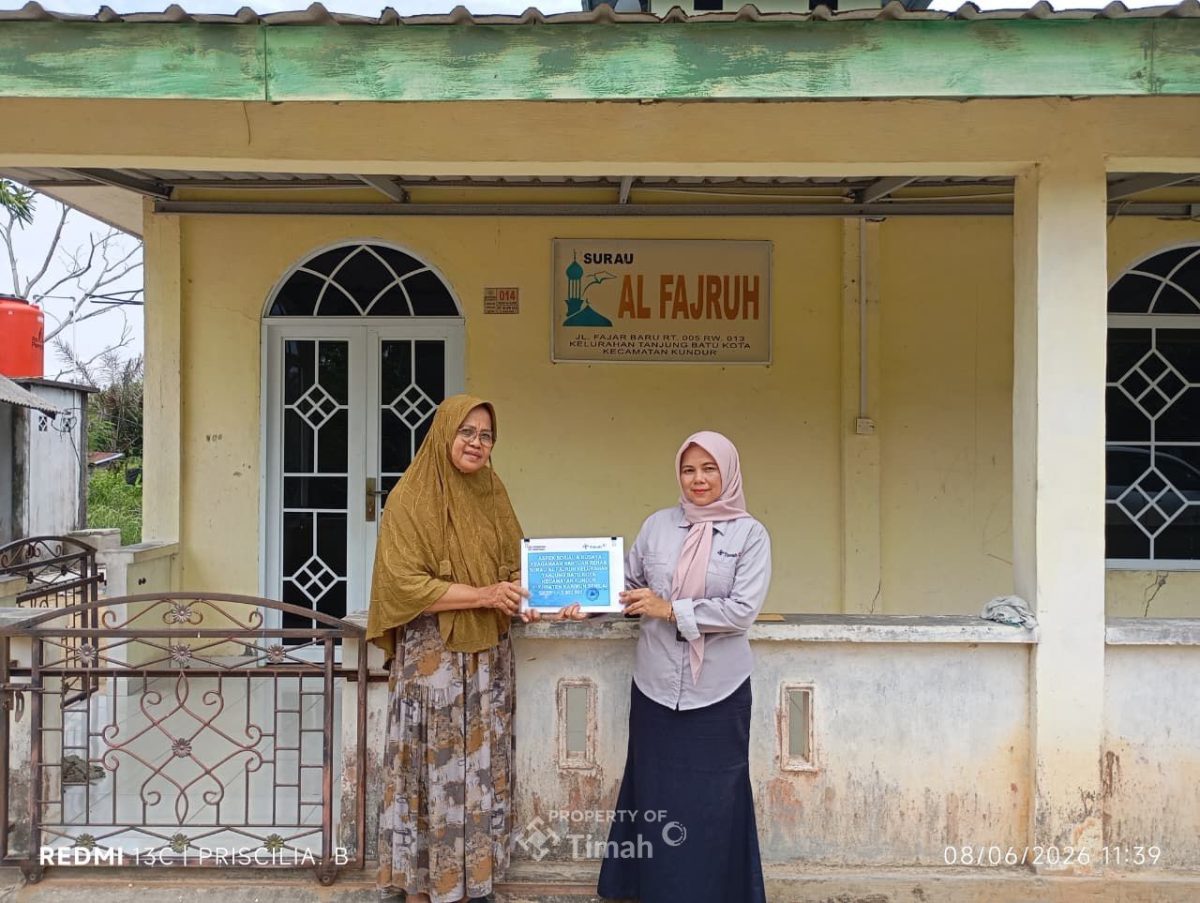 Perwakilan PT Timah Tbk menyerahkan bantuan renovasi secara simbolis kepada Pengurus Musala Al Fajruh di Kelurahan Tanjung Batu Kota, Kecamatan Kundur | Foto: Zonamu/Humas PT Timah