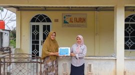 Perwakilan PT Timah Tbk menyerahkan bantuan renovasi secara simbolis kepada Pengurus Musala Al Fajruh di Kelurahan Tanjung Batu Kota, Kecamatan Kundur | Foto: Zonamu/Humas PT Timah