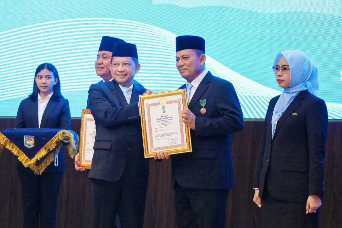 Gubernur Kepri saat terima Setya Lencana Dari Mendagri | Foto : Zonamu/Diskominfo Kepri