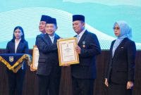 Gubernur Kepri saat terima Setya Lencana Dari Mendagri | Foto : Zonamu/Diskominfo Kepri
