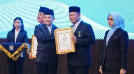 Gubernur Kepri saat terima Setya Lencana Dari Mendagri | Foto : Zonamu/Diskominfo Kepri