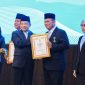 Gubernur Kepri saat terima Setya Lencana Dari Mendagri | Foto : Zonamu/Diskominfo Kepri