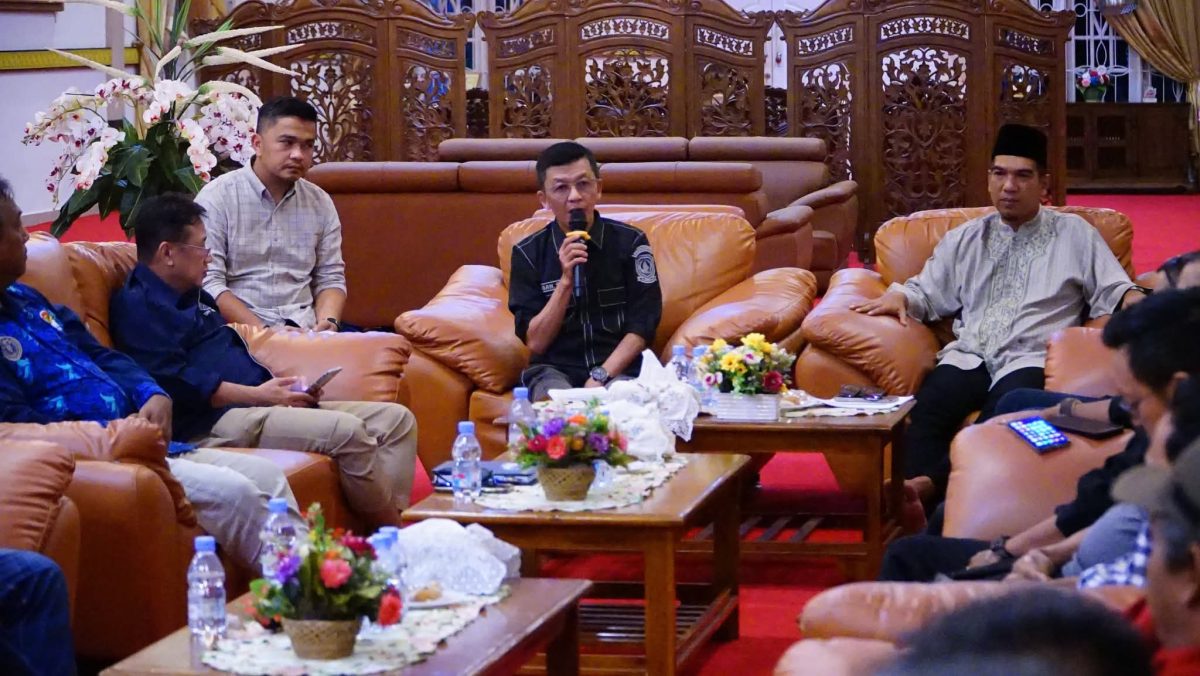 Kadis Pariwisata Kepri Hasan saat berkunjung ke Daik Lingga bersama Wakil Bupati Lingga Novrizal | Foto : Zonamu/Ist