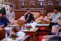 Kadis Pariwisata Kepri Hasan saat berkunjung ke Daik Lingga bersama Wakil Bupati Lingga Novrizal | Foto : Zonamu/Ist