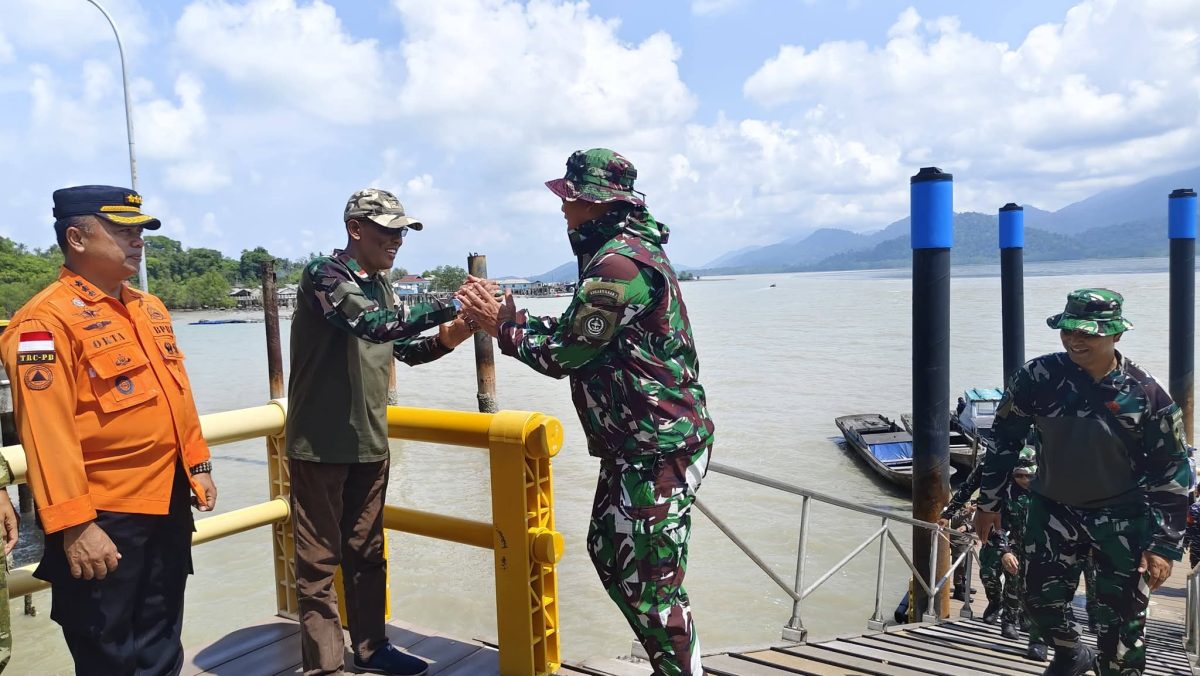 Sekda Lingga Armia saat menyambut kedatangan Pangkogabwilhan | Foto : Zonamu/Diskominfo Lingga