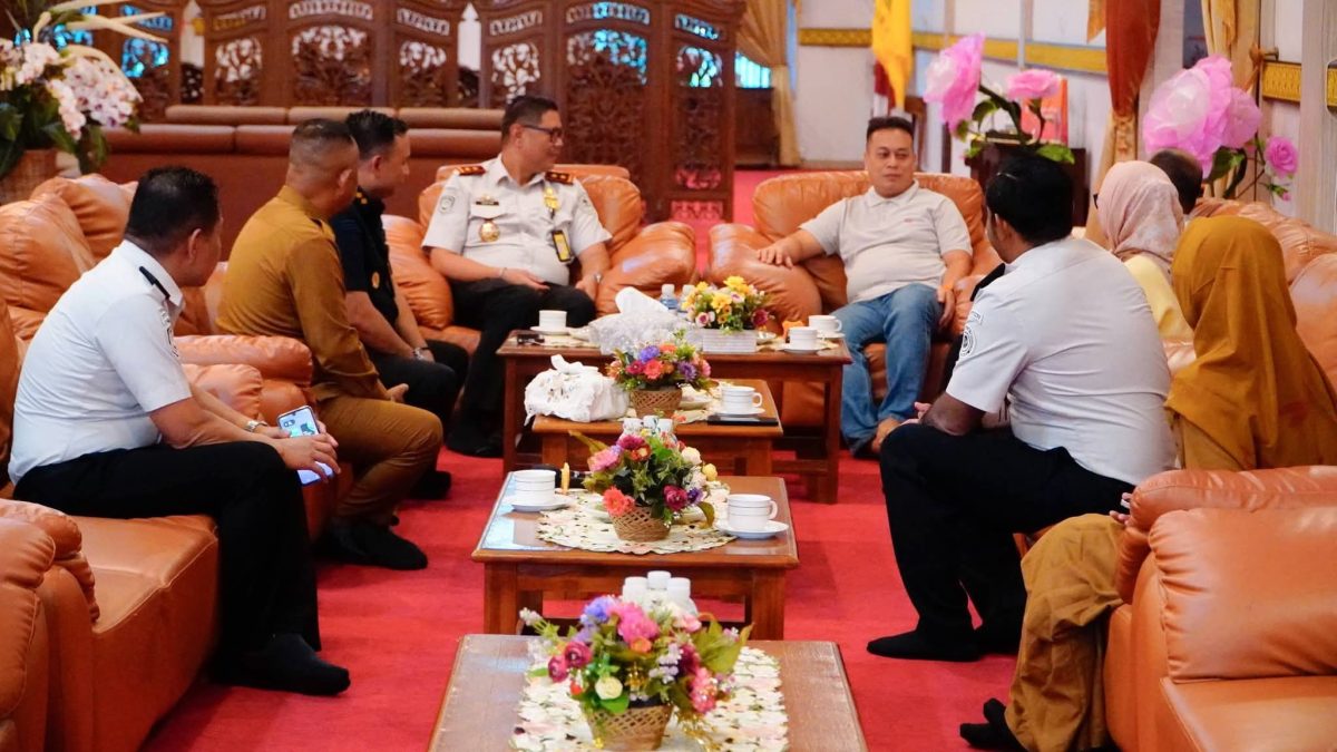 Bupati Lingga saat menerima kunjungan Kanwil Imigrasi Kepri | Foto : Zonamu/Istimewa
