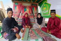 Dua pasang pengantin saat menikah di atas kapal | Foto : Zonamu/Istimewa