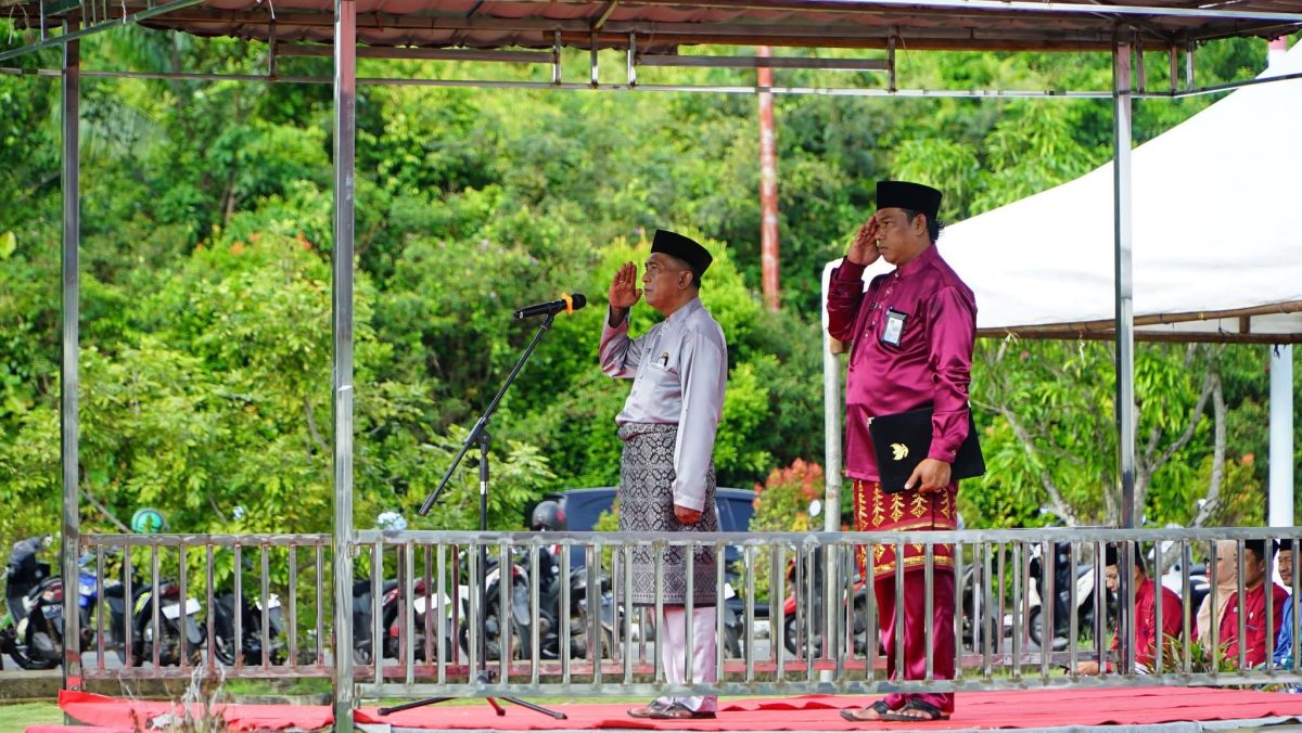 Asisten II Pemkab Lingga saat pimpin upacara di Daik Lingga (Foto : Zonamu/Ist)