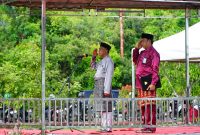 Asisten II Pemkab Lingga saat pimpin upacara di Daik Lingga (Foto : Zonamu/Ist)