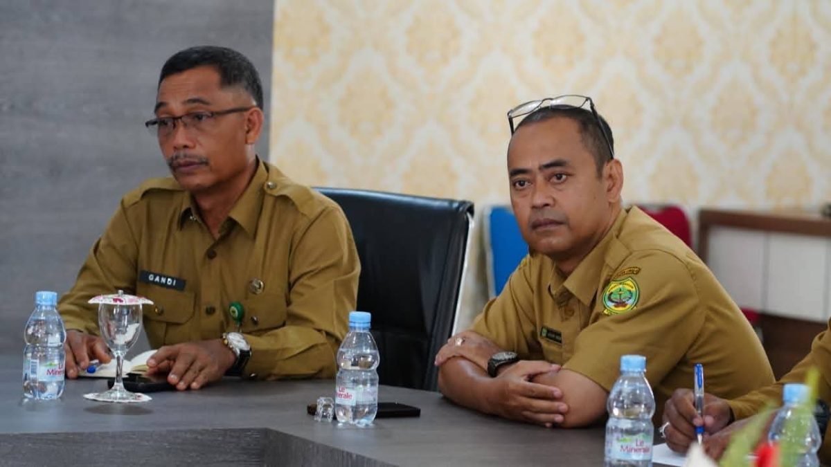PLT. Kadisdikpora Lingga saat menghadiri rapat bersama terkait sekolah rakyat (Foto : Zonamu/Ist)