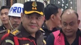 Eks Kepala BGN Dadan Hindayana Keluar Kejagung Berompi Tahanan | Foto : Zonamu/Ist