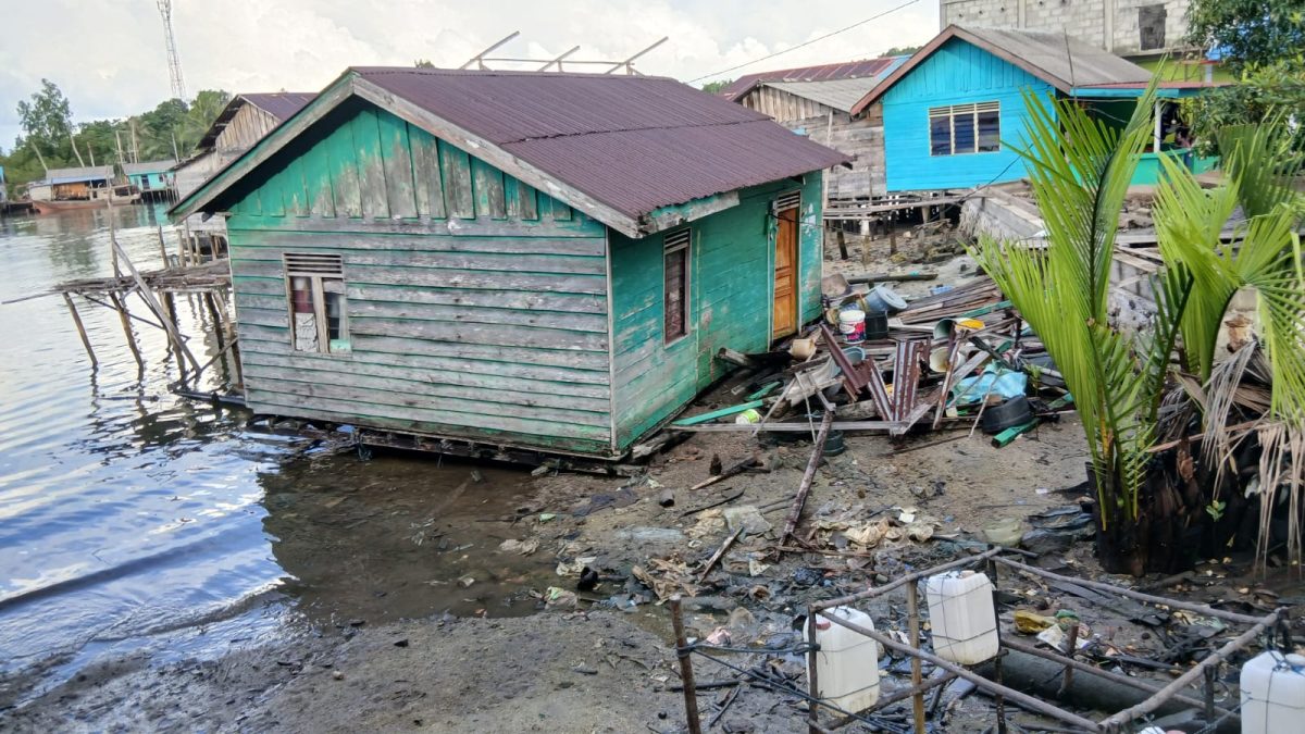 Potrer Kondisi Rumah Warga di Desa Tanjung Irat roboh dihantam Angin Kencang | Foto : Zonamu/Istimewa