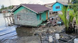 Potrer Kondisi Rumah Warga di Desa Tanjung Irat roboh dihantam Angin Kencang | Foto : Zonamu/Istimewa