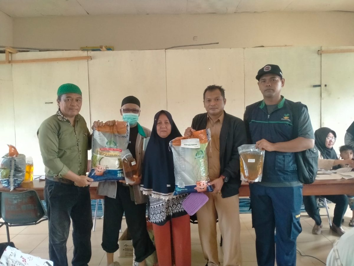 Lurah Dabo Lama saat menyalurkan bantuan untuk 360 KPM | Foto : Zonamu/Harie