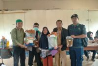 Lurah Dabo Lama saat menyalurkan bantuan untuk 360 KPM | Foto : Zonamu/Harie