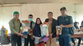 Lurah Dabo Lama saat menyalurkan bantuan untuk 360 KPM | Foto : Zonamu/Harie