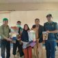 Lurah Dabo Lama saat menyalurkan bantuan untuk 360 KPM | Foto : Zonamu/Harie