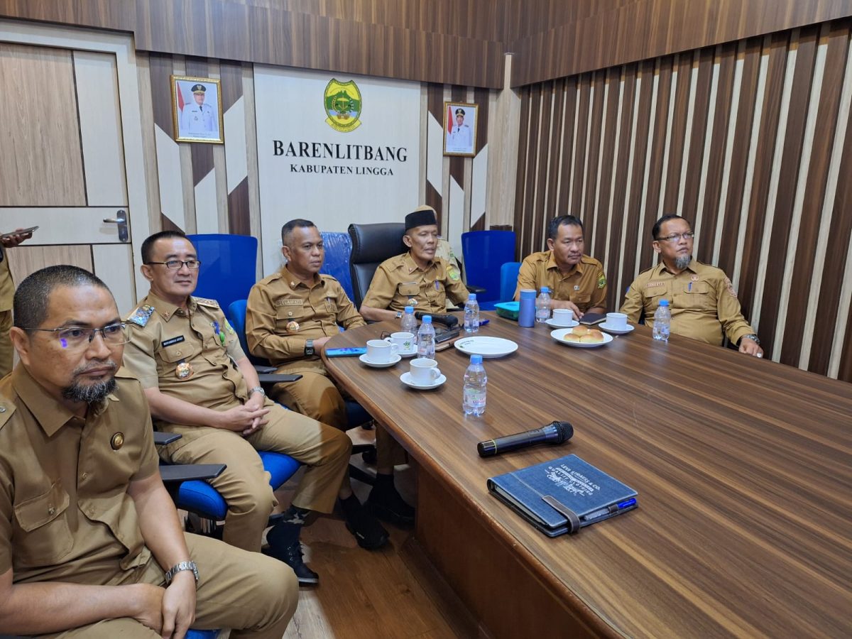 Sekda Lingga dan beberapa kepala OPD saat rapat melalui zoom meting bersama Gubernur Kepri terkait sekolah rakyat | Foto Zonamu/Diskominfo Lingga )