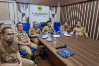 Sekda Lingga dan beberapa kepala OPD saat rapat melalui zoom meting bersama Gubernur Kepri terkait sekolah rakyat | Foto Zonamu/Diskominfo Lingga )