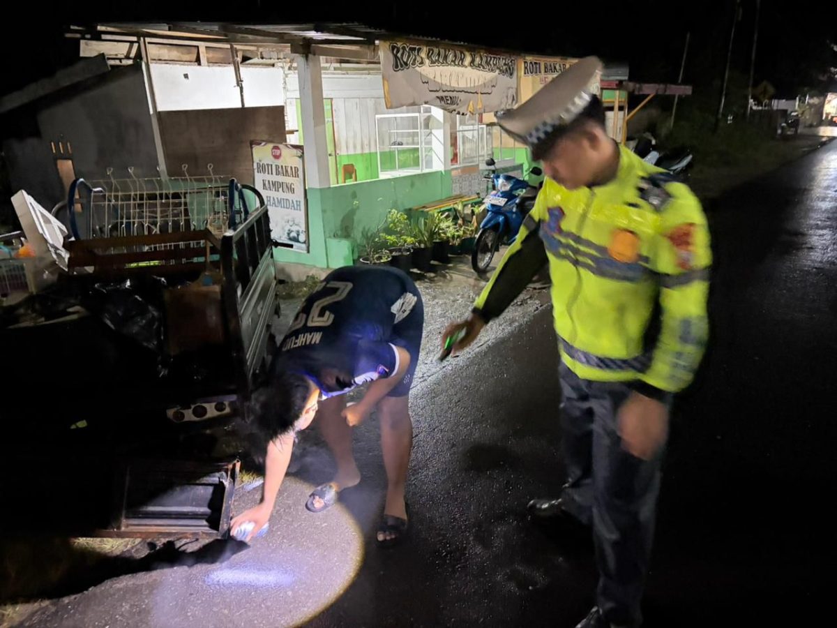 Polisi saat mengolah TKP pengendara meninggal dunia | Foto : Zonamu/Ist