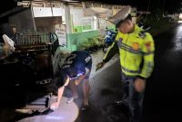 Polisi saat mengolah TKP pengendara meninggal dunia | Foto : Zonamu/Ist
