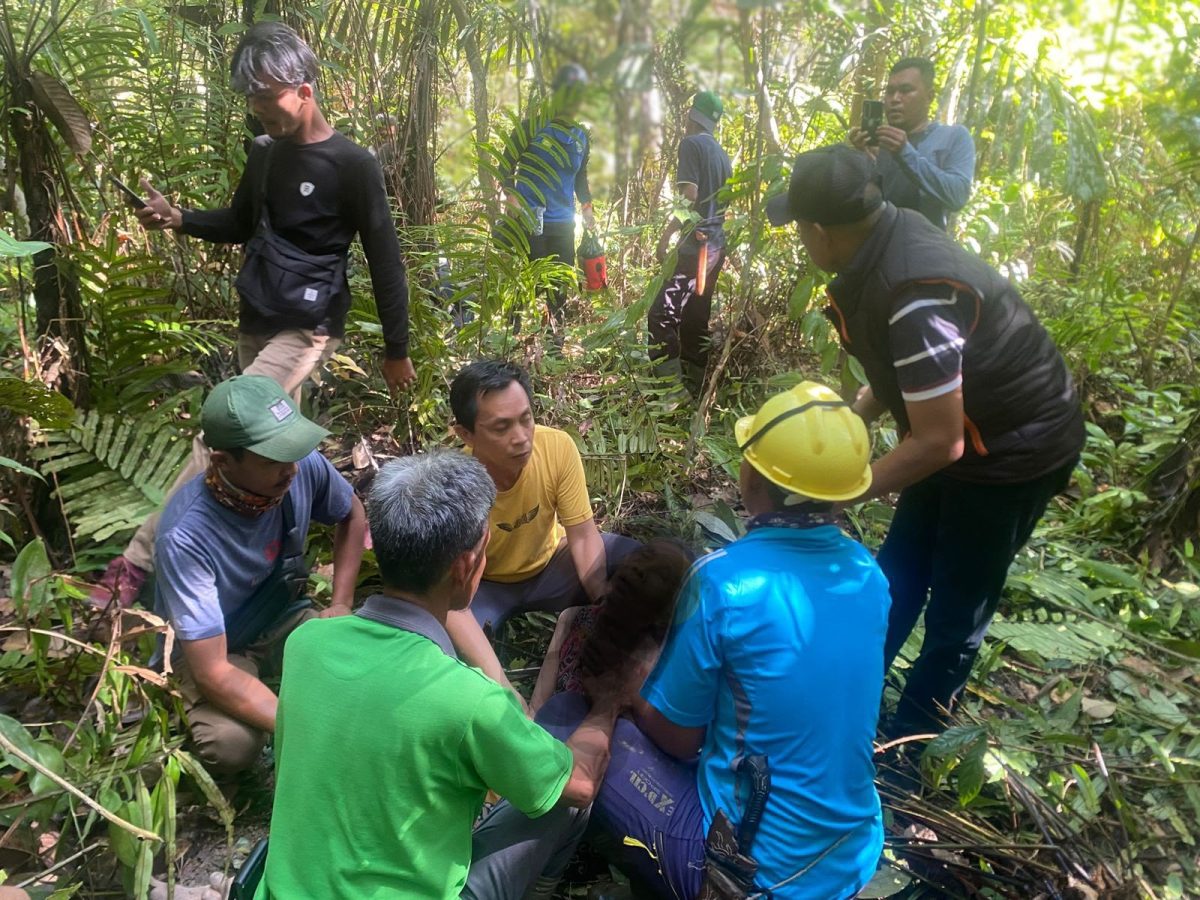 Potret tim gabungan saat menemukan korban terbaring lemas di tengah hutan | Foto : Zonamu/Ist