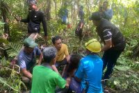 Potret tim gabungan saat menemukan korban terbaring lemas di tengah hutan | Foto : Zonamu/Ist