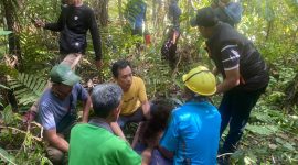Potret tim gabungan saat menemukan korban terbaring lemas di tengah hutan | Foto : Zonamu/Ist