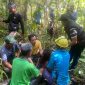 Potret tim gabungan saat menemukan korban terbaring lemas di tengah hutan | Foto : Zonamu/Ist