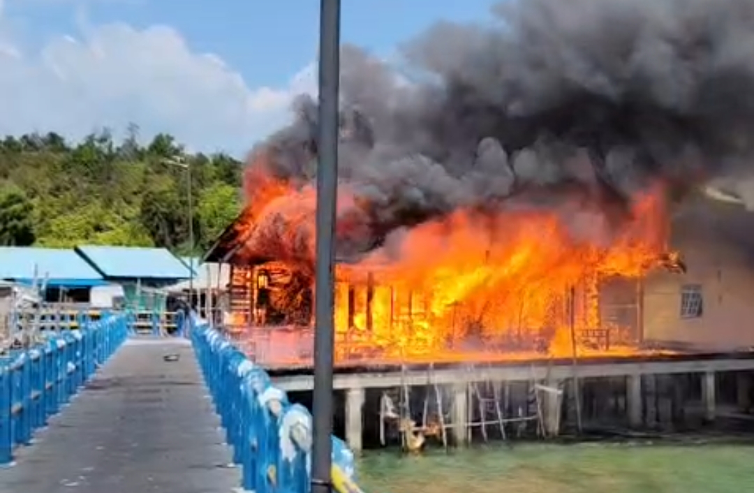 Insiden rumah di Kecamatan Senayang Hangus terbakar | Foto : Zonamu/Ist