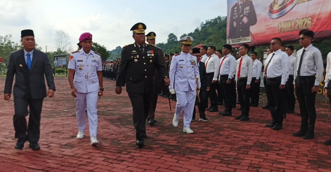 Kapolres Lingga bersama Pimpinan Forkopimda saat melakukan pengecekan personil | Foto : Zonamu/Wandi