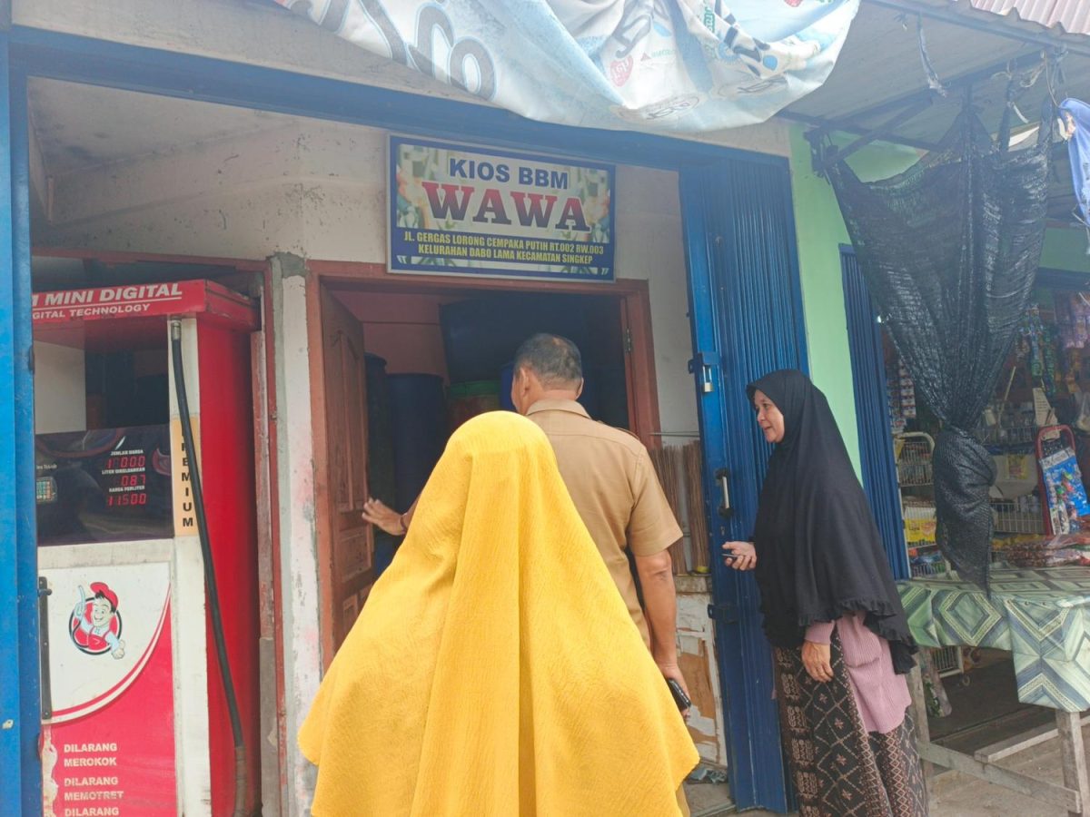 Camat Singkep Sidak Kios BBM | Foto : Zonamu/Wandi