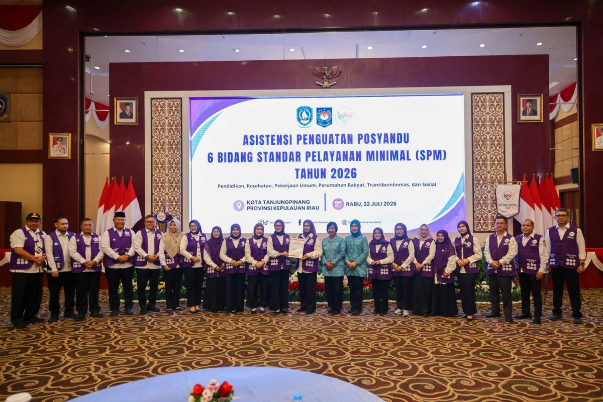 Pembina Kesekretariatan Posyandu Pusat Yane Adrian Bima Arya bersama Pembina Posyandu Provinsi Kepulauan Riau Dewi Kumalasari dalam kegiatan Asistensi Penguatan Posyandu Enam Bidang Standar Pelayanan Minimal (SPM) Tahun 2026 di Aula Wan Seri Beni, Dompak | Foto : Zonamu/Diskominfo Kepri