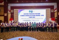 Pembina Kesekretariatan Posyandu Pusat Yane Adrian Bima Arya bersama Pembina Posyandu Provinsi Kepulauan Riau Dewi Kumalasari dalam kegiatan Asistensi Penguatan Posyandu Enam Bidang Standar Pelayanan Minimal (SPM) Tahun 2026 di Aula Wan Seri Beni, Dompak | Foto : Zonamu/Diskominfo Kepri