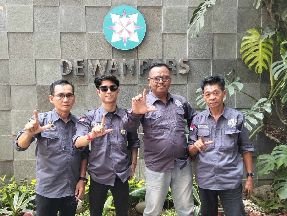 Empat Jurnalis Lingga Bawa Pataka, Resmikan DPC PJS Daerah | Foto : Zonamu/Ist
