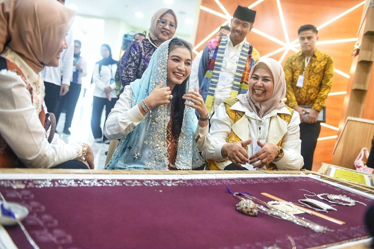Selvi Ananda Borong Produk UMKM Unggulan Dekranasda Kepri Kreatif | Foto : Zonamu/Ist