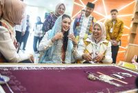 Selvi Ananda Borong Produk UMKM Unggulan Dekranasda Kepri Kreatif | Foto : Zonamu/Ist