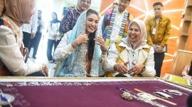 Selvi Ananda Borong Produk UMKM Unggulan Dekranasda Kepri Kreatif | Foto : Zonamu/Ist