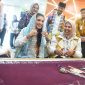 Selvi Ananda Borong Produk UMKM Unggulan Dekranasda Kepri Kreatif | Foto : Zonamu/Ist