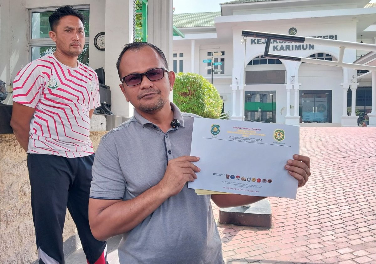 Ahmad Iskandar Tanjung, Ketua BAPAN Provinsi Kepulauan Riau usai menyerahkan berkas laporan pengaduan dugaan kelalaian pemadaman listrik (blackout) kepada Kejaksaan Negeri Karimun | Foto: Zonamu/Nv