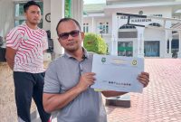 Ahmad Iskandar Tanjung, Ketua BAPAN Provinsi Kepulauan Riau usai menyerahkan berkas laporan pengaduan dugaan kelalaian pemadaman listrik (blackout) kepada Kejaksaan Negeri Karimun | Foto: Zonamu/Nv