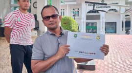 Ahmad Iskandar Tanjung, Ketua BAPAN Provinsi Kepulauan Riau usai menyerahkan berkas laporan pengaduan dugaan kelalaian pemadaman listrik (blackout) kepada Kejaksaan Negeri Karimun | Foto: Zonamu/Nv