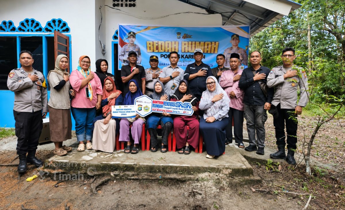 PT Timah Tbk dan Polres Karimun menyerahkan bantuan renovasi rumah layak huni kepada Irwan (56), nelayan asal Kundur Barat yang rumahnya sempat runtuh selama dua tahun | Foto: Zonamu/Humas PT Timah